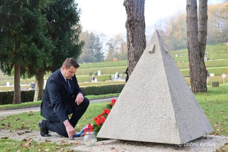 Ob 1. novembru smo se s polaganjem cvetja poklonili žrtvam vojn (11)